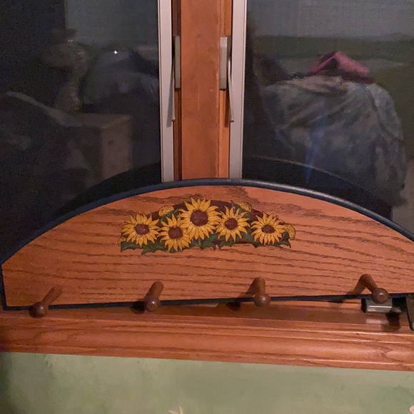 Wood wall coat rack-4 hooks hand carved daisies - Picture 9 of 12